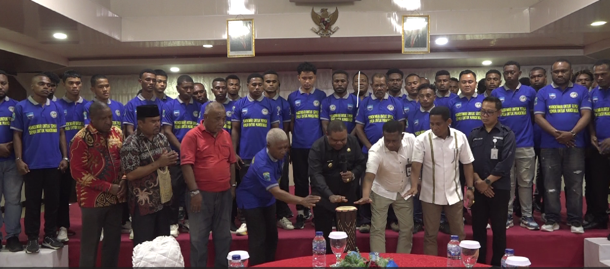 Foto, Penabuhan Tifa , sebagai tanda di launchingnya Manokwari United FC, Oleh Bupati Mnaokwari